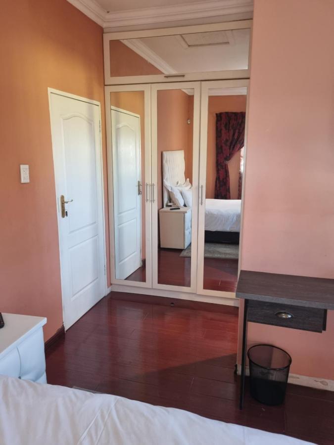 Appartamento Lalela House Johannesburg Esterno foto