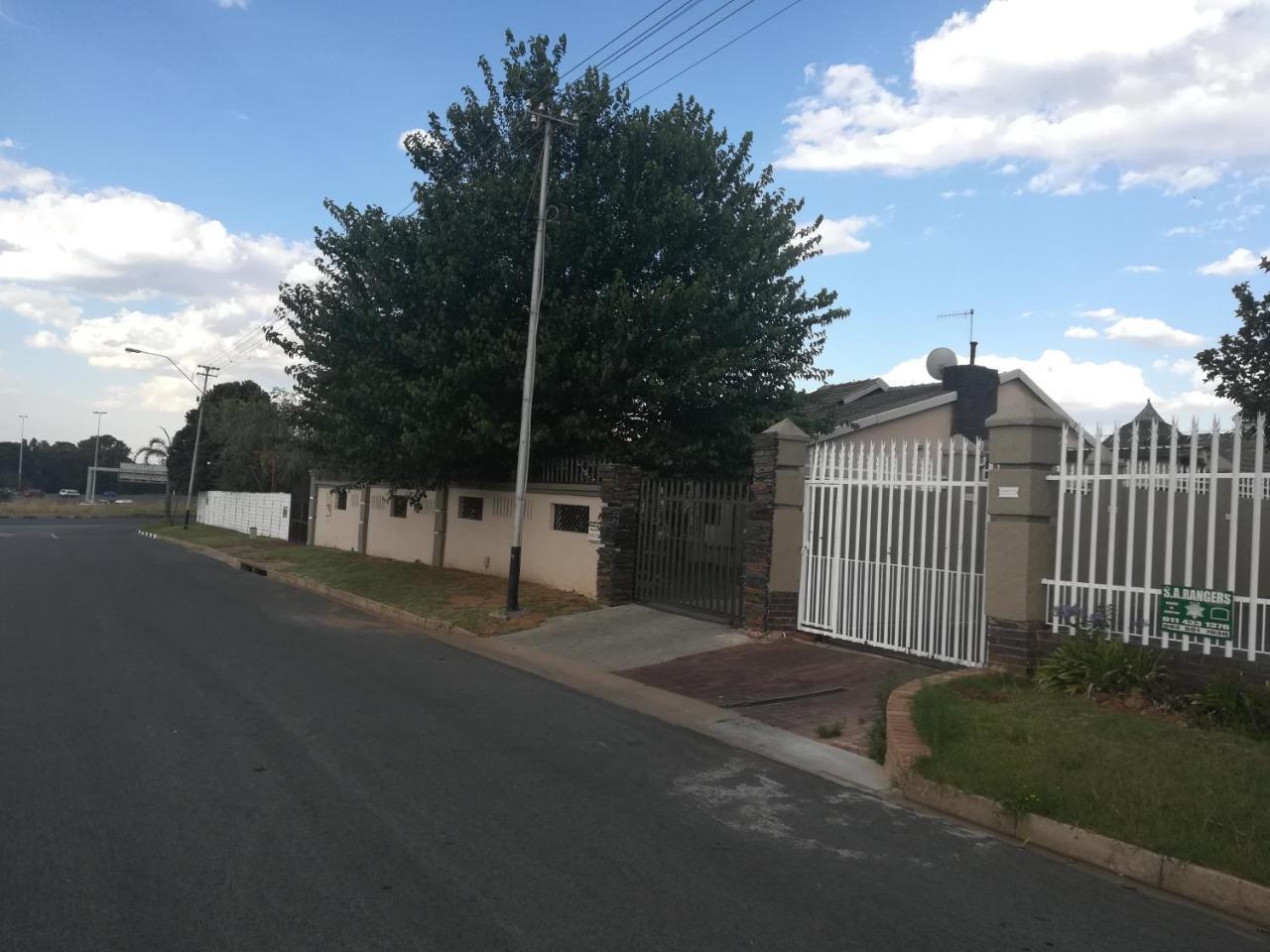 Appartamento Lalela House Johannesburg Esterno foto